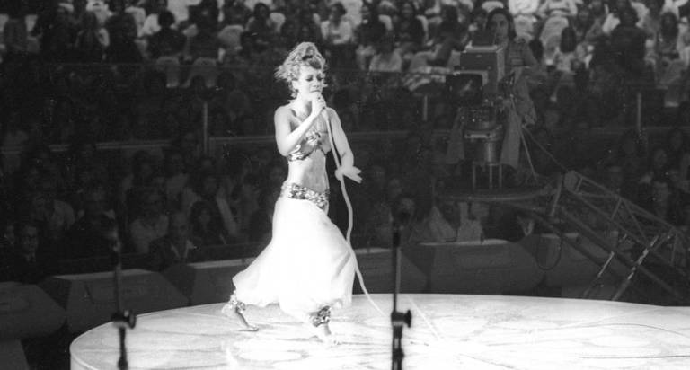 (Maria Alcina cantando Fio Maravilha no Festival Internacional na Canção em 1972)