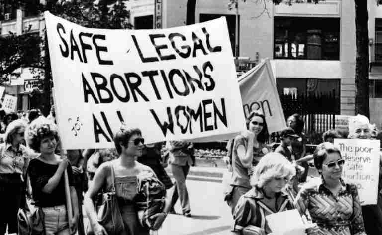 (Marcha pró-aborto nos EUA. O aborto é legalizado no país desde 1973. Foto: Peter Keegan)