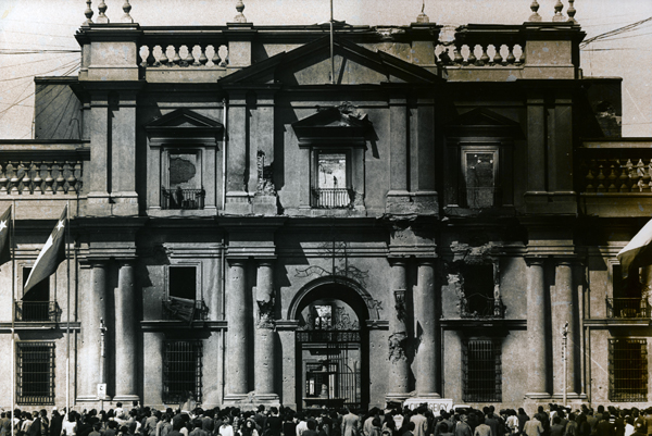 (O Palácio de la Moneda no dia seguinte ao bombardeio. Foto: Luis Poirot/Arquivo FSA)