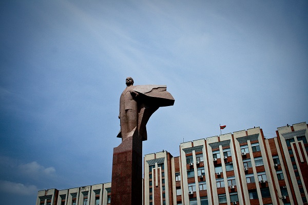 (A estátua de Lenin em frente ao Parlamento. Foto: Moldovaoffrecord)